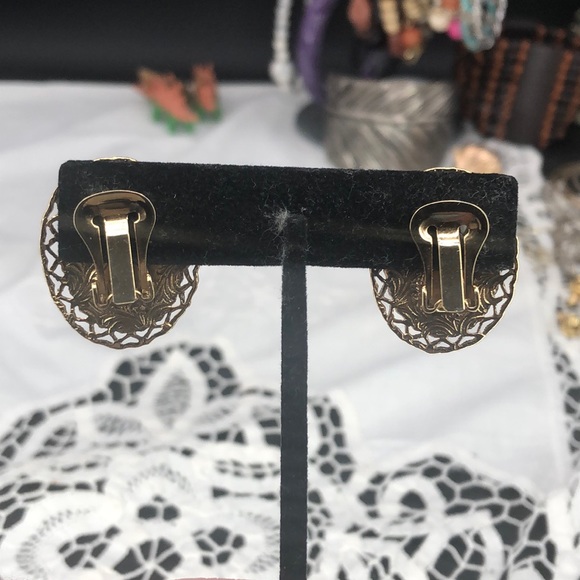 Vintage 1928 Brand Black Oval Cabochon Gold Tone Clip On Earrings - Picture 2 of 7